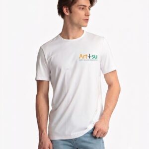 Joven con camiseta cuello redondo blanco con logotipo de empresa