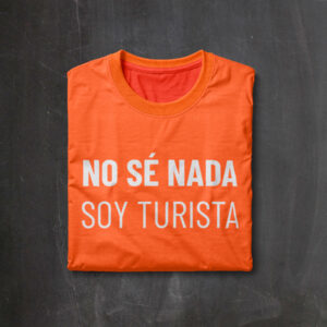 Camiseta naranja con texto no sé nada soy turista