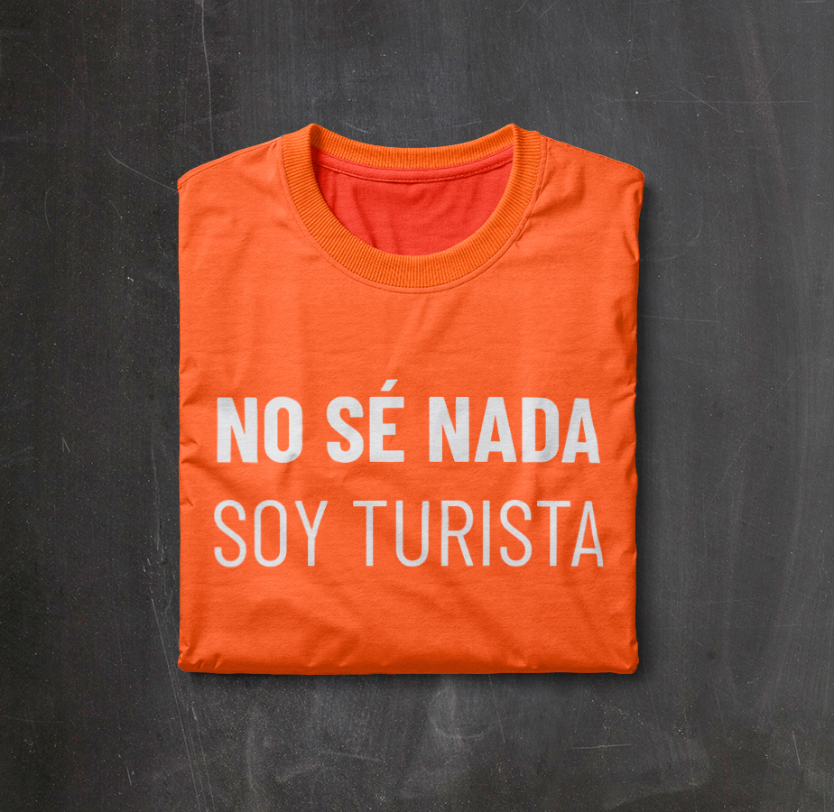 Camiseta naranja con texto no sé nada soy turista