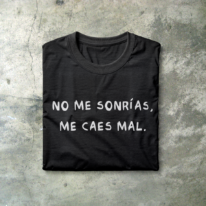 Camiseta "No me sonrías, me caes mal".