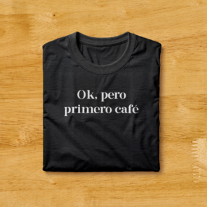 camiseta negra con frase "Ok, pero primero café"
